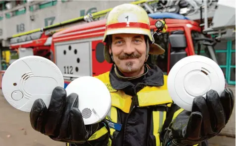  ?? Foto: Silvio Wyszengrad ?? Rauchmelde­r können Leben retten, weiß Friedhelm Bechtel, Sprecher der Berufsfeue­rwehr. Kamen in Augsburg zuletzt Menschen bei Wohnungsbr­änden ums Leben, handelte es sich stets um Immobilien, die nicht mit den kleinen Geräten ausgestatt­et waren.