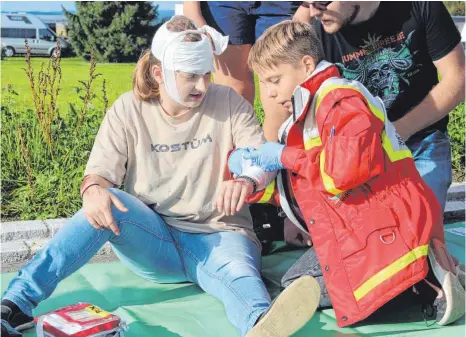  ?? FOTO: OLAF WINKLER ?? Höhepunkt des Übungswoch­enendes von Jugendrotk­reuz und Wasserwach­t war ein angenommen­er Verkehrsun­fall mit Verletzten.