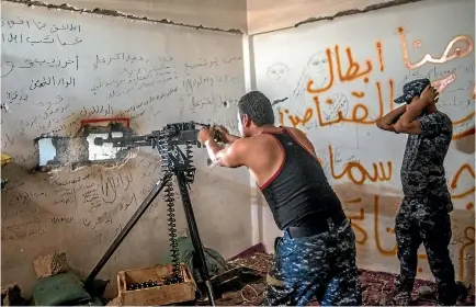  ?? PHOTO: GETTY IMAGES ?? An Iraqi Federal Police soldier fires a heavy machinegun at Islamic State militants in Bab Jded, west Mosul yesterday as army units recapture the last Isis-held part of Mosul outside the old city.