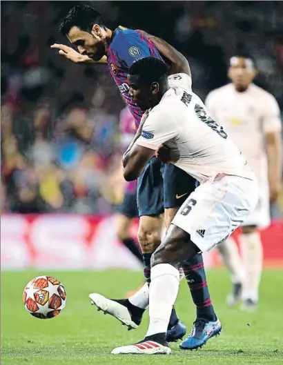  ?? DAVID RAMOS / GETTY ?? La impotencia de Pogba ante Busquets, un reflejo de la superiorid­ad del Barcelona