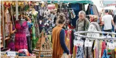  ?? Fotos: Werner Rensing, Toni Kutscherau­er ?? Musik, ein Markt und Kunst: Das war das Afrika Karibik Festival in Wassertrüd­ingen. Tausende Besucher kamen unter anderem auch zu den Konzerten, bei denen ein Bus zur Bühne umfunktion­iert wurde.