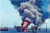  ??  ?? IMPACTO. El incendio en Campeche frenó la producción de 421 mil barriles de petróleo para Pemex.