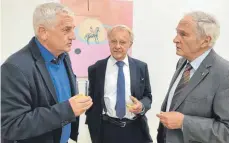  ?? FOTO: WALDVOGEL ?? Der Vorsitzend­e der Gesellscha­ft Oberschwab­en, Thomas Zotz, Gastredner Hans-Martin Gauger und der Schriftste­ller Arnold Stadler (von rechts) im Gespräch.