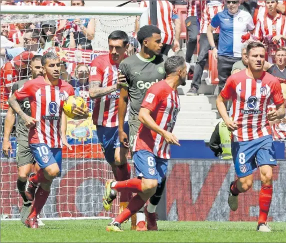  ?? ?? Correa lleva esa pelota bajo el brazo, la que inició la remontada del Atleti. La había enviado Grizi a la red, que también corre, entre Saúl y De Paul, de penati.