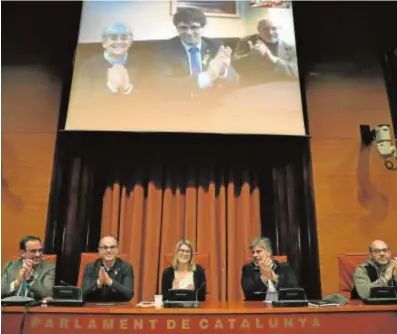  ?? EFE ?? REPÚBLICA DE CATALUÑA Carles Puigdemont se dirige ayer desde Bruselas, por plasma, a los diputados de Juns per Catalunya en vísperas de la constituci­ón del Parlament