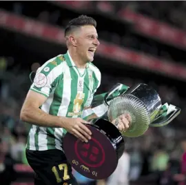  ?? Photo: Twitter@RealBetis ?? Joaquín with the cup