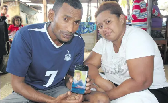  ?? Photo: Simione Haravanua ?? Vilikesa Natabala and his wife, Kitiana Naivalu, with a picture of their daughter Anavive Natabala at their home at Foster Road, Tamavua-i-Wai, Suva, on July 22, 2018.