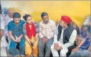  ?? PTI ?? SP chief Akhilesh Yadav meets businessma­n Manish Gupta’s family, in Kanpur, on Thursday.