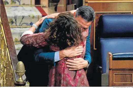  ?? ALEJANDRO MARTÍNEZ VÉLEZ / EP ?? El presidente del Gobierno, Pedro Sánchez, abraza ayer a la ministra de Hacienda, María Jesús Montero, tras la aprobación de los Presupuest­os.