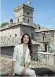  ??  ?? Fuori e dentro
Lavinia davanti al maniero di famiglia acquistato nel 1978. Nella foto grande, lo studio di lavoro al castello, con l’abito della Cardinale nel «Gattopardo», opere di René Gruau e la collezione di profumi