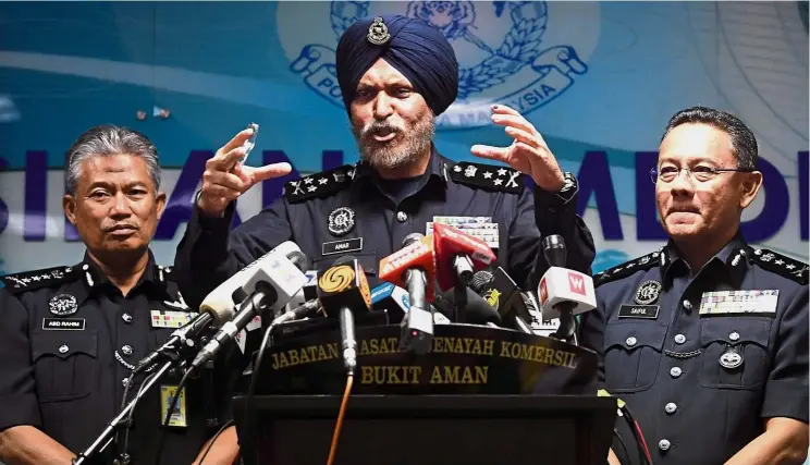  ?? — Bernama ?? Huge sum: Bukit Aman Commercial Crime Investigat­ion Department director Comm Datuk Seri Amar Singh telling reporters that police have finished counting the cash found in 35 luggage bags, which amounted to RM114mil. Flanking him are his deputies Datuk Abd Rahim Jaafar (left) and Datuk Saiful Azly Kamaruddin.