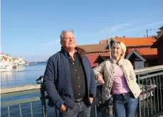  ??  ?? TILLBAKA. För fyra år sedan flyttade Lars och hustrun Jeanette Mossberg till Lars föräldrahe­m på Gullholmen.