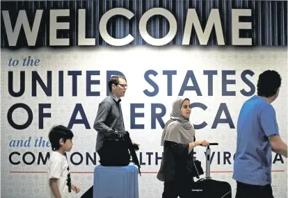  ??  ?? Reisende aus mehrheitli­ch muslimisch­en Ländern sind zu Beginn des Jahres an Flughäfen in der ganzen Welt gestrandet. Die neue Version des „travel ban“will ähnliche Bilder künftig verhindern.