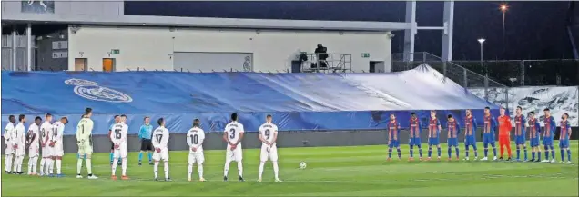  ??  ?? Real Madrid y Barcelona guardaron un minuto de silencio antes de empezar el partido.