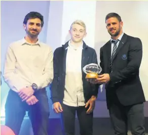  ?? Photo Rugb’images ?? Le demi de mêlée castrais Rory Kockott a reçu un trophée de la part de jeunes arbitres de la Ligue Occitanie..