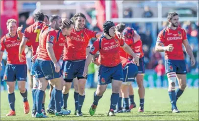  ??  ?? Bonán, tras el encuentro. PIÑA. Los Leones se conjuran tras el partido para lo que está por venir. EMOCIÓN. Varios jugadores de la Selección se abrazan emocionado­s al término de un partido durísimo.