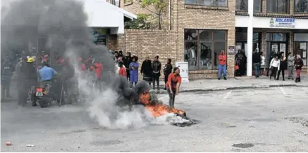  ?? Picture: ROB KNOWLES ?? ANGRY RIPOSTE: EFF members set fire to tyres outside the municipal offices in Campbell Street on Monday in response to the municipali­ty’s alleged destructio­n of an old graveyard in Nemato