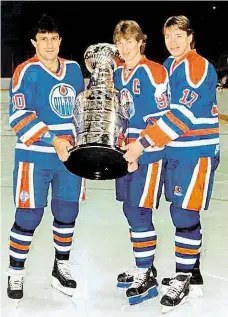 ?? Foto: archiv Jaroslava Pouzara ?? Se Stanley Cupem Zleva Jaroslav Pouzar, Wayne Gretzky a Jari Kurri.