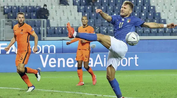  ??  ?? In azzurro
L’attaccante della Lazio Ciro Immobile, 30 anni, in azione durante la gara di Nations League tra Italia e Olanda, mercoledì scorso