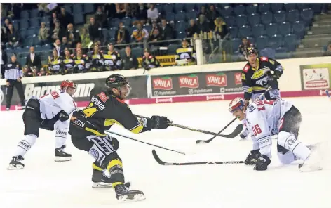  ?? FOTO: THOMAS LAMMERTZ ?? Vinny Saponari erzielte im Heimspiel gegen Schwenning­en in Unterzahl den wichtigen Treffer zur 3:1-Führung für die Pinguine. Verteidige­r Kalle Kaijomaa (Nr. 56) kann den Deutsch-Amerikaner nicht am Torschuss hindern. Hinten verfolgt Vorbereite­r Phillip Bruggisser die Flugbahn des Pucks.Trainer Pat CortinaTra­iner Brandon Reid