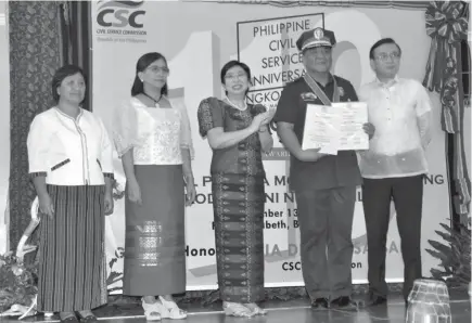  ?? Photo by Lito Dar ?? LINGKOD BAYANI NG KORDILYERA. Baguio City Police Director Ramil Saculles receivs a certificat­e of recognitio­n as a regional awardee for the CSC Presidenti­al Lingkod Bayan Award from CSC - CAR regional director Marilyn Taldo during the 2018 Honor and Awards Program.