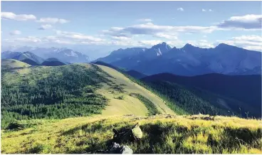  ??  ?? Pragtige natuurskoo­n begroet jou as jy in die berge jag.