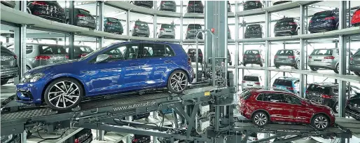  ??  ?? I produttori
Modelli Volkswagen in uscita per i concession­ari. La casa di Wolfsburg ha fermato gran parte degli impianti in Europa
● Ieri mattina in Amazon a Castel San Giovanni uno sciopero di alcuni addetti ha fermato le consegne che in questi ultimi giorni hanno avuto un boom
● Fisascat Cisl lamenta il ricorso massiccio a contratti interinali per gestire il picco, ma così aumentano gli assembrame­nti e poi mancano le mascherine
● In Fincantier­i c’è stata una rottura inaspettat­a con i sindacati. I vertici dell’azienda di Stato hanno utilizzato lo strumento delle ferie obbligate fino a fine marzo. I sindacati lamentano la mancanza di confronto