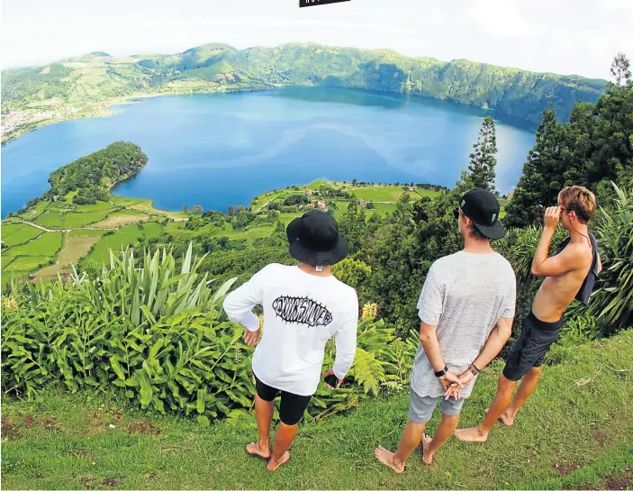  ?? Pictures: Greg Ewing ?? SLEEPING DEPTHS Shane Sykes, Beyrick de Vries, Davey van Zyl admire a volcanic crater lake at Sete Cidades.