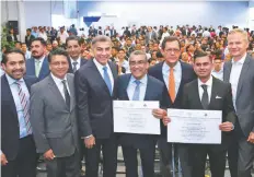  ??  ?? El gobernador José Antonio Gali y el secretario del Trabajo, Roberto Campa, entregaron la revalidaci­ón del tercer nivel de “Empresa Segura” a Volkswagen.