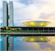  ??  ?? Oscar Niemeyer hat mit Brasilia eine „Blüte in der Wildnis“geschaffen. Emanuel Weyringer hat Niemeyers Nationalko­ngress in ein süßes Avocado-Dessert übersetzt.