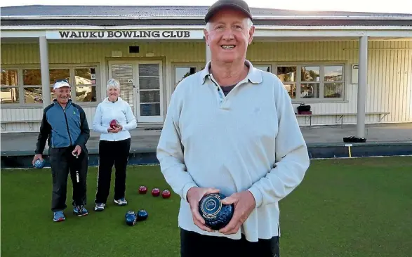  ??  ?? Alan Ferguson and Rod and Linda Macgregor are keen for more members at Waiuku Bowling Club.