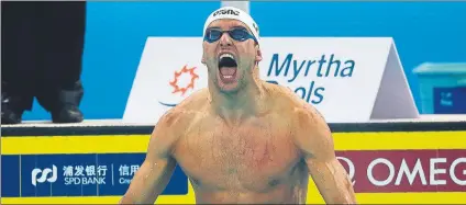  ??  ?? Chad Le Clos se llevó uno de los grandes duelos del Mundial de piscina corta tras vencer a Dressel en la final de 100 mariposa FOTO: EFE