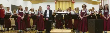  ?? Fotos: Maria Schmid ?? Der Musikverei­n Oberrieden mit Dirigentin Marion Holzhey bekam beim Abschiedsk­onzert der Dirigentin viel Beifall von den Gästen.