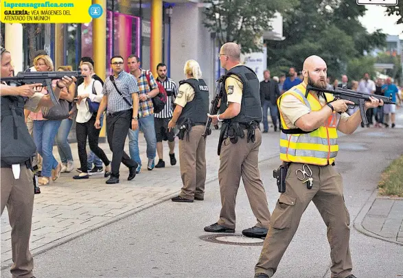  ??  ?? Fuerte operativo. Agentes de la policía alemana escoltan a civiles para que puedan salir a salvo de las instalacio­nes del centro comercial, en el que ayer tres presuntos tiradores mataron a unas nueve personas con unos rifles. Múnich se encuentra en...