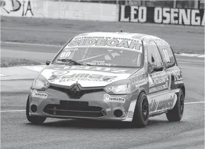  ?? APTP ?? dando sus primeros pasos a bordo del Clio que pertenecie­ra a Mauro Salvi. La lluvia le impidió acelerar...