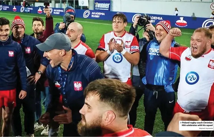  ?? Wojciech Szymanski ?? > Poland rugby coach Christian Hitt celebrates with his squad