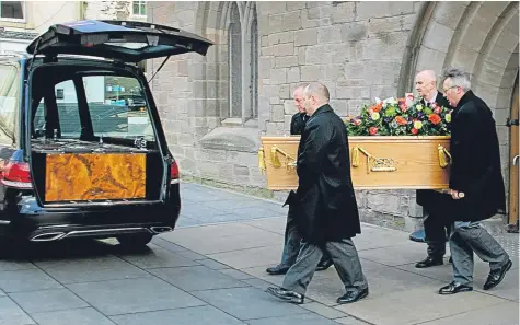  ?? Pictures: Angus Findlay. ?? Left: Mr Campbell’s coffin is carried from the church. Below, clockwise from left: Mr Campbell’s widow, Pam, speaking with Mr Murdoch; Pete Wishart MP and John Swinney MSP; Provost Dennis Melloy with Perth and Kinross Council chief executive Bernadette...