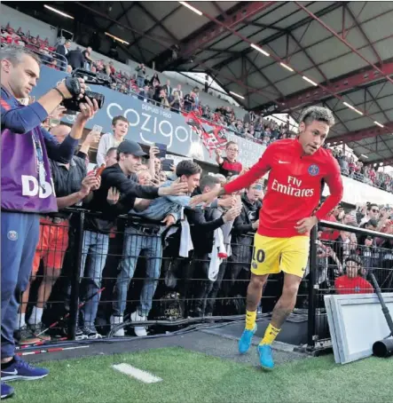  ??  ?? LA ESTRELLA. Más de una semana después de su fichaje por el PSG, el efecto Neymar sigue impactando en el fútbol francés con venta de camisetas y afluencia a los estadios.