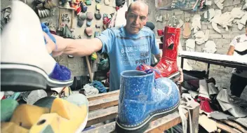  ??  ?? José Guadalupe Núñez Flores es un productor de zapatos para payasos desde hace más de 15 años. En su taller de San Mateo Atenco, identifica­do como Calzado Raqueta, realiza diseños de forma artesanal.