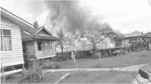  ??  ?? TERBAKAR: Keadaan api yang marak meranapkan sebuah rumah di Kampung Kelaka, Simunjan semalam.