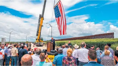  ?? FOTO AFP ?? VISITA. Expresiden­te Donald Trump discursa durante un recorrido por una sección inacabada del muro fronterizo en Texas, entre México y Estados Unidos.