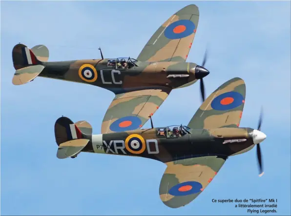  ?? SIMON GRATIEN ?? Ce superbe duo de “Spitfire” Mk I a littéralem­ent irradié Flying Legends.