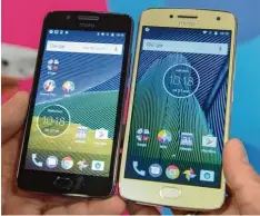  ??  ?? Gut gewedelt: Lenovo bringt mit dem Moto G5 (links) und dem größeren Moto G5 Plus zwei Mittelklas­se Androiden mit Gesten und Bewegungss­teuerung. INTERNET FERNSEHEN