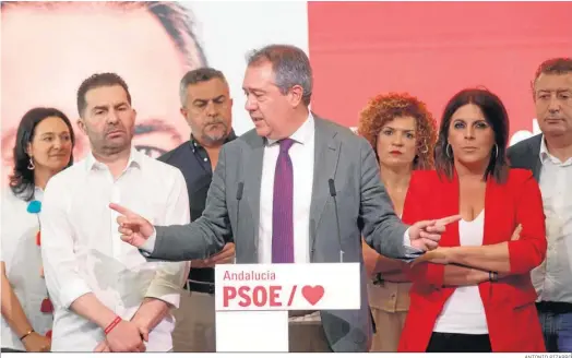  ?? ANTONIO PIZARRO ?? Juan Espadas, ayer lunes en Sevilla junto a la dirección socialista.