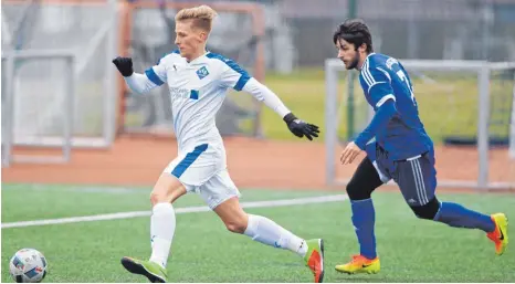  ?? FOTO: GÜNTER KRAM ?? Ob Sascha Hohmann (links) am Samstag in Heimenkirc­h spielen wird, ist fraglich. Derzeit plagen den VfB-Stürmer Rückenprob­leme.