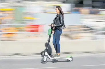  ?? [ Reuters ] ?? ÖAMTC und VCÖ fordern klare Regel für E-Scooter in der Straßenver­kehrsordnu­ng.