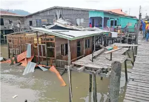  ??  ?? RUMAH di Lorong Seroja, Kg Tanjung Batu Keramat Laut ini salah satu daripada kediaman orang Tawau yang roboh berikutan fenomena ribut, angin kencang dan hujan lebat yang berlaku.