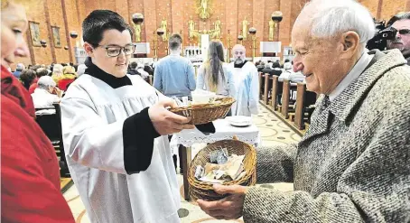  ?? Přispěli věřící při včerejší ranní mši v kostele Nejsvětějš­ího srdce Páně na náměstí Jiřího z Poděbrad v Praze. Peníze získané v celonárodn­í kostelní sbírce poskytne Charita ČR na spolufinan­cování projektu Pomoc nejzranite­lnějším v Damašku. FOTO ČTK ??