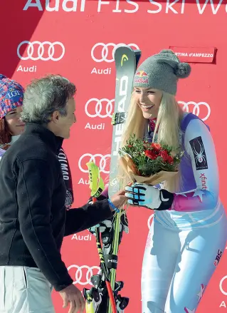  ??  ?? La premiazion­e Trionfa la statuniten­se Lindsey Vonn. In basso Alessandro Benetton