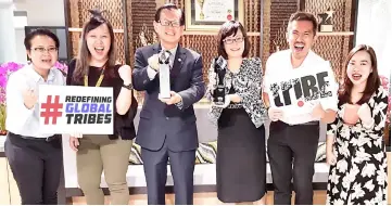  ??  ?? Lee (third left) and Amelia (third right) show the Anak Sarawak Awards 20158 trophies to the camera. With them are (from left) SCB head of business developmen­t Anedia Kahar, TriBE 2018 co-chairperso­ns Jemima Rinai Joseph and Jonathan Soon, as well as Christina Jennifer who is SCB executive private assistant to the chairman and the COO.